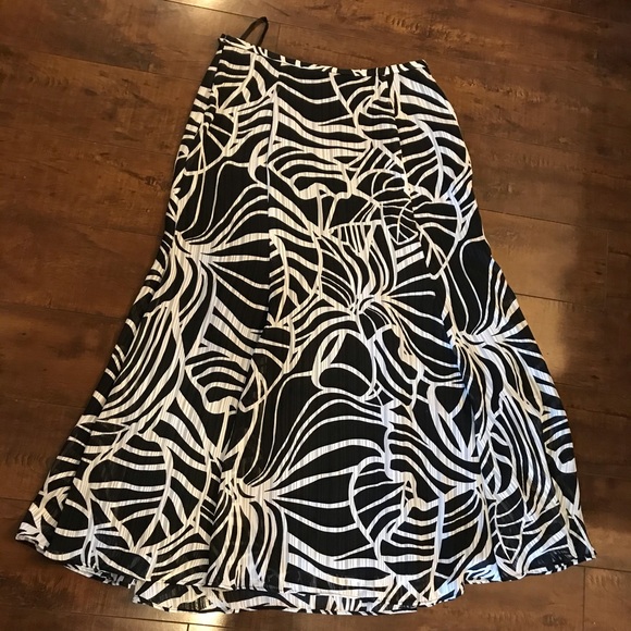 Jones Wear Black and White Elastic Waistband Skirt - Picture 3 of 4